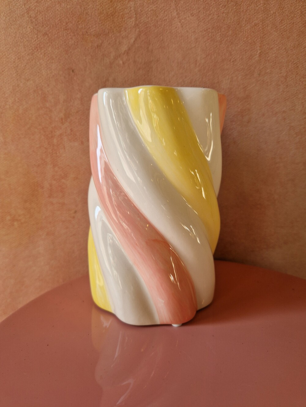 Vase Marshmallow tordu jaune_rose_blanc 10x10x15 cm - 20 euros